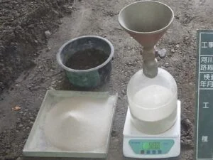 砂置換法で使用する容器、漏斗、はかりなどの器具
